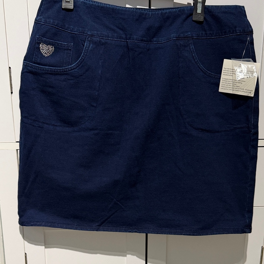 NWT Quacker Factory Deep Blue Mini Skirt. Size Large.